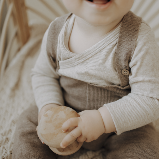 benuu® Baby Latzhose aus Merinowolle – Mitwachsender Strick-Overall (0–12 Monate) – Bild 14