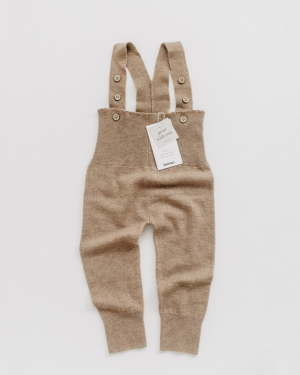 benuu Latzhose Baby Merinowolle Cappuccino – mitwachsend & nachhaltig