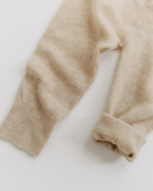 Merinowolle Struktur der benuu Latzhose Baby – weich & atmungsaktiv