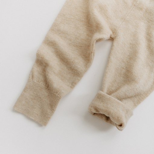 benuu® Baby Latzhose aus Merinowolle – Mitwachsender Strick-Overall (0–12 Monate) – Bild 8