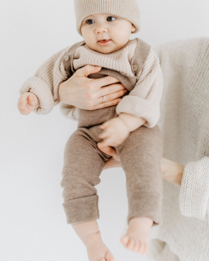baby outfit merinowolle benuu cardigan latzhose booties