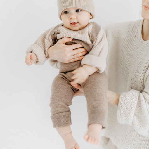 benuu® Premium Baby Set aus Merinowolle – Cardigan, Latzhose, Booties & Beanie (0–12 Monate) – Bild 7