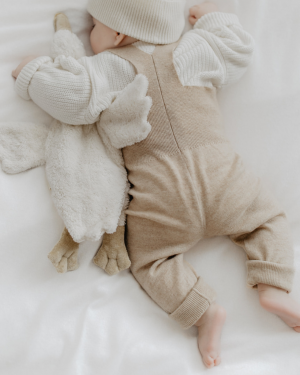 baby set merinowolle beige farbe benuu auf decke