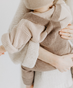 benuu® Baby Latzhose aus Merinowolle – Mitwachsender Strick-Overall (0–12 Monate)