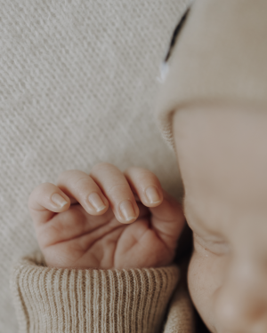 Merinowolle Baby Mütze Latte – feine Struktur, atmungsaktiv & weich