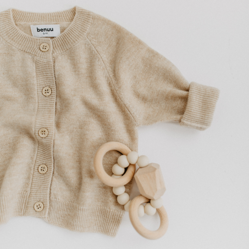 benuu® Premium Baby Set aus Merinowolle – Cardigan, Latzhose, Booties & Beanie (0–12 Monate) – Bild 4