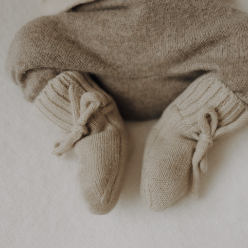benuu® Newborn Geschenk-Set aus Merinowolle – Mütze & Booties für Neugeborene – Bild 6