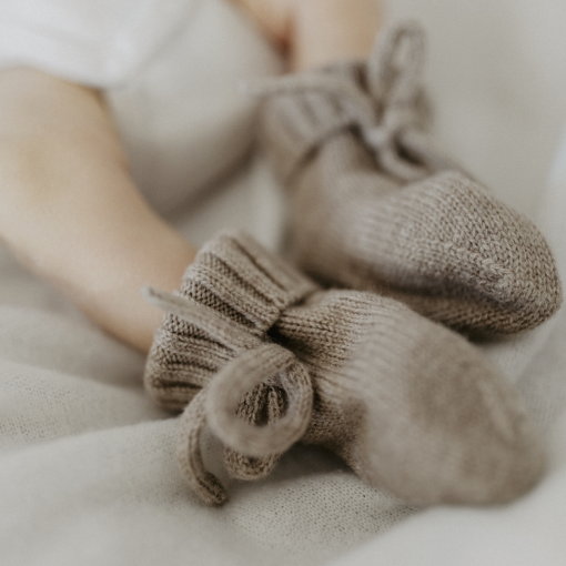benuu® Premium Baby Set aus Merinowolle – Cardigan, Latzhose, Booties & Beanie (0–12 Monate) – Bild 11