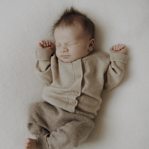 benuu® Premium Baby Set aus Merinowolle – Cardigan, Latzhose, Booties & Beanie (0–12 Monate) – Bild 9