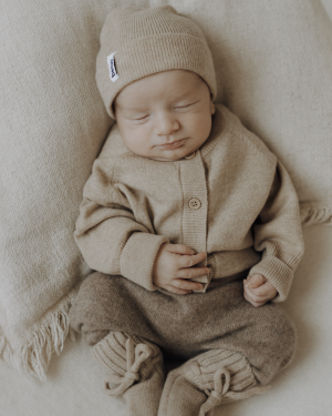 Baby trägt benuu Mütze aus Merinowolle – weich, atmungsaktiv & mitwachsend