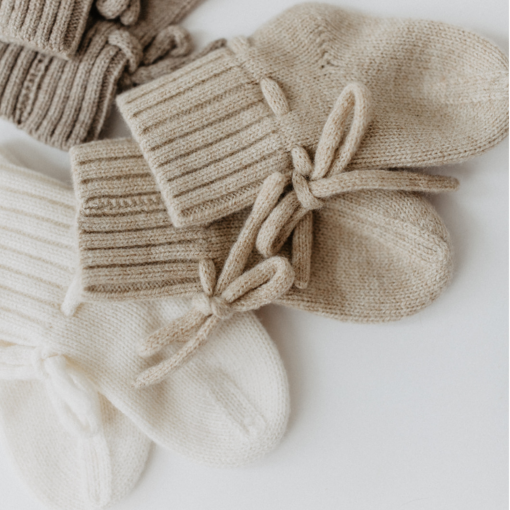 benuu® Premium Baby Set aus Merinowolle – Cardigan, Latzhose, Booties & Beanie (0–12 Monate) – Bild 6