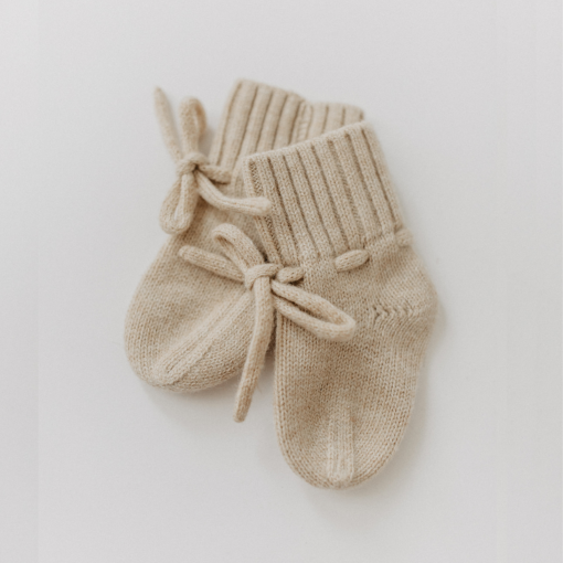 benuu® Newborn Geschenk-Set aus Merinowolle – Mütze & Booties für Neugeborene – Bild 5