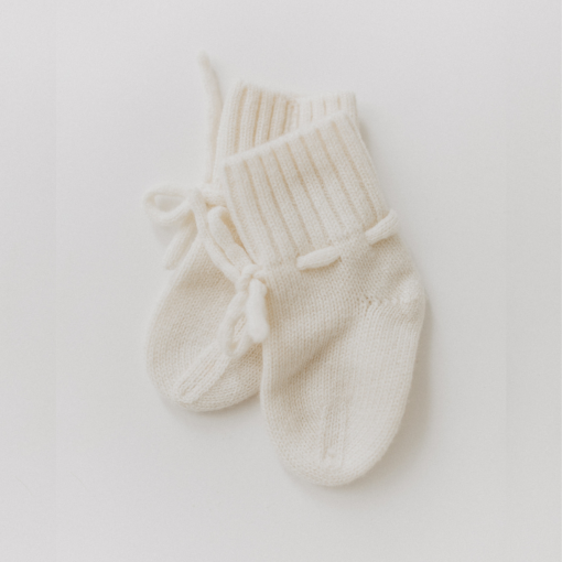 benuu® Newborn Geschenk-Set aus Merinowolle – Mütze & Booties für Neugeborene – Bild 4