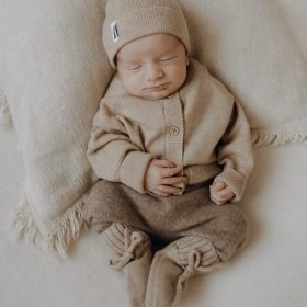 benuu® Premium Baby Set aus Merinowolle – Cardigan, Latzhose, Booties & Beanie (0–12 Monate)