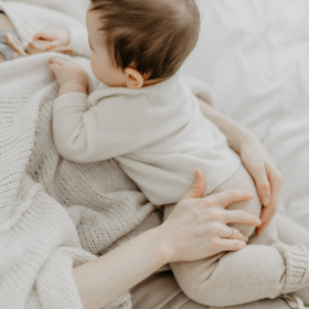 benuu® Knit Trio aus Merinowolle – Cardigan, Latzhose, Booties (0–12 Monate)