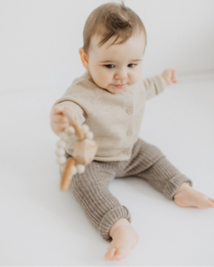 Strickjacke Baby Merinowolle – kuschelig und mitwachsend