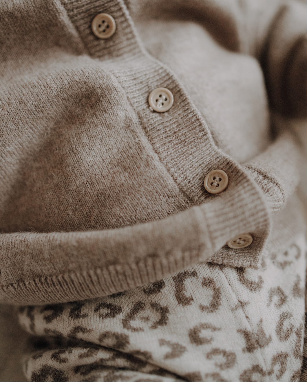 Merino Cardigan Coffee <br> (0-12 Monate) – Bild 4